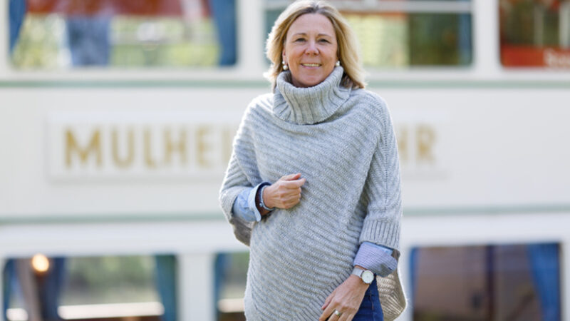 Frau steht vor dem Schiff der weissen Flotte in Mülheim, um die Bedeutung von Google für lokale Unternehmen zu zeigen.