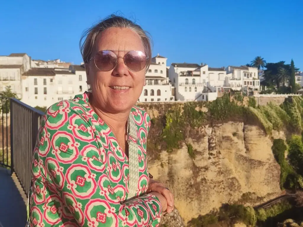 Nicole Bender mit Sonnenbrille in Ronda
