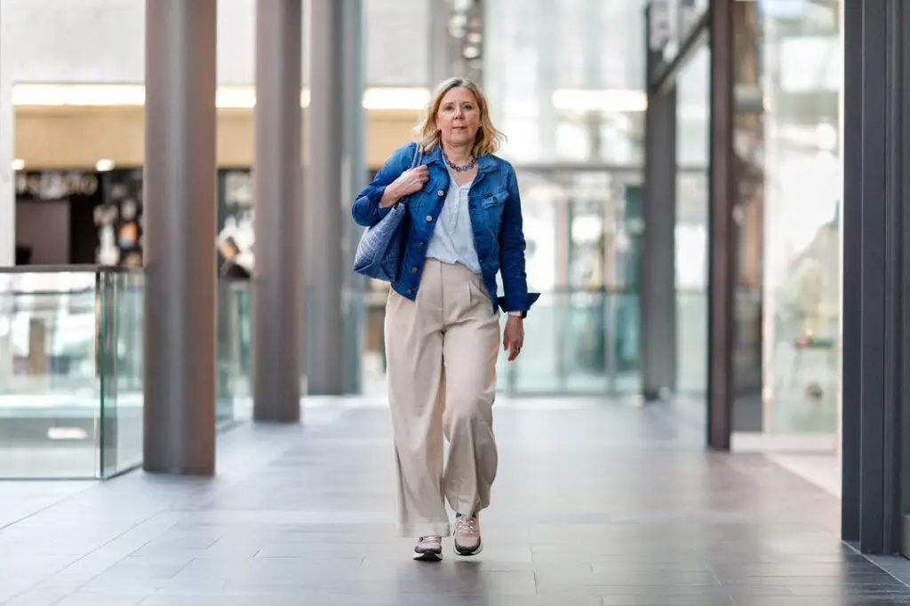 Nicole Bender läuft zielgerichtet im Forum Duisburg.