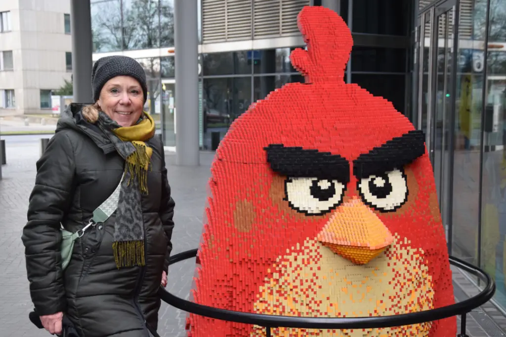 Nicole Bender steht an einer Legofigur in Berlin.