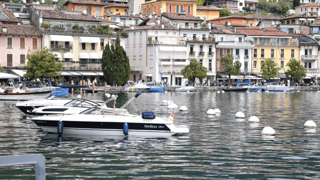 Idylle am Gardasee mit Motorbooten und Social-Media-freier Zeit.